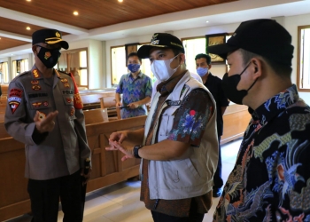 Wali Kota Tangerang Arief R, Wismansyah, saat melakukan peninjauan kegiatan peribadatan di sejumlah gereja di Kota Tangerang / ISTIMEWA