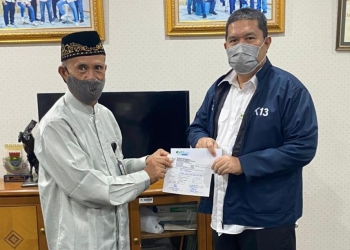 Kepala Kantor BPJAMSOSTEK Cabang Kabupaten Tangerang, Maulana Zulfikar (kanan) saat menyerahkan zakat mal ke Wakil Ketua 1 Pengumpulan zakat infaq shodaqoh (ZIS) Kabupaten Tangerang, Haris Syarief Mansyur / ISTIMEWA