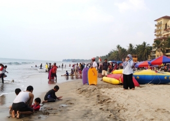 Ilustrasi : Destinasi wisata, Pantai Anyer Serang ramai dikunjungi masyarakat. (NET)