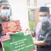 Ketua PWI Kabupaten Tangerangg, Sangki Wahyudin saat memberikan paket Sembako kepada perwakilan anak yatim.  ISTIMEWA