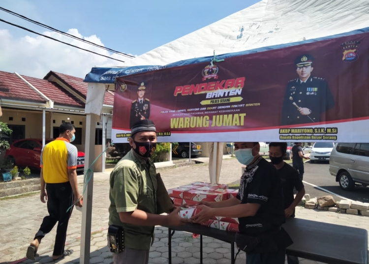 Jemaah Mesjid As Salam Dapat Makan Siang Program ‘Warung Jumat’ Polres Serang