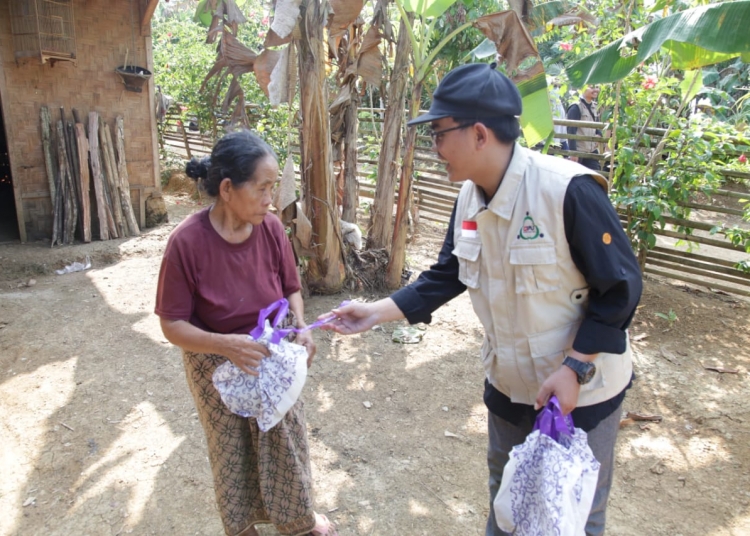 Sambil Turing, KURMA Bagi-bagi Berkah Hingga Ujung Kulon