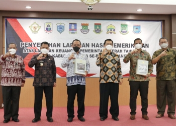Walikota dan Wakil Walikota Cilegon Helldy Agustian dan Sanuji Pentamarta bersama Sekda Kota Cilegon dan perwakilan DPRD Kota Cilegon berfoto bersama usai menerima predikat Wajar Tanpa Pengecualian (WTP) dari Badan Pemeriksaan Keuanagn (BPK) RI Perwakilan Provinsi Banten. RULIE SATRIA / BANTEN POS