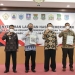 Walikota dan Wakil Walikota Cilegon Helldy Agustian dan Sanuji Pentamarta bersama Sekda Kota Cilegon dan perwakilan DPRD Kota Cilegon berfoto bersama usai menerima predikat Wajar Tanpa Pengecualian (WTP) dari Badan Pemeriksaan Keuanagn (BPK) RI Perwakilan Provinsi Banten. RULIE SATRIA / BANTEN POS