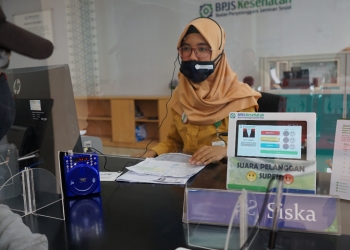 Perugas BPJS Kesehatan saat memberikan pelayanan kepada peserta JKN-KIS / ISTIMEWA