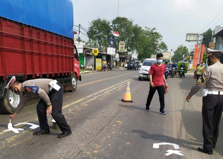 Sering Terjadi Kecelakaan, Satlantas Cat Jalan Rusak dan Minta Instansi Terkait Segera Perbaiki