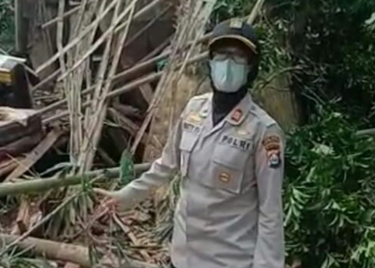 Satbinmas dan Polsek Petir Bantu Keluarga Rumah Roboh