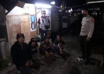 Enam warga yang diduga preman jalanan saat diamankan di mapolsek ciruas. (ist)