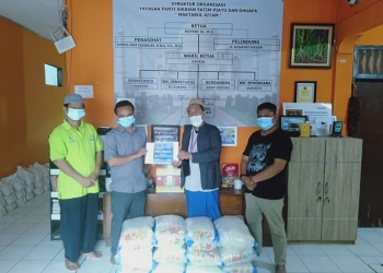 Caption Foto : Ketua PWI Kabupaten Tangerang, Sangki Wahyudin saat menyerahkan bantuan. ISTIMEWA