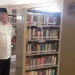 Gubernur Banten, H. Wahidin Halim sedang meninjau koleksi buku di Dinas Perpustakaan dan Kearsipan Provinsi Banten.