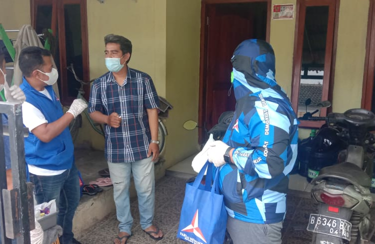 DPD Demokrat Banten Berikan Bantuan Kepada Pasien Isoman