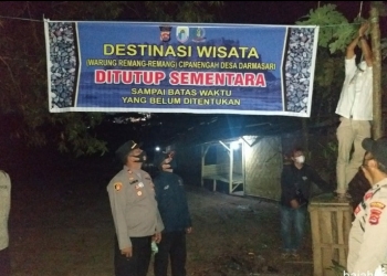 Tampak Polisi dan Tim Satgas Covid di Kecamatan Bayah Menutup Sementara Warem Pulomanuk dengan memasang spanduk. Minggu (03/07)