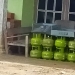 Tampak tabung gas elpiji melon warna segel putih ukuran 3 Kilogram yang diduga bukan peruntukan edar di wilayah Lebak. Namun barang ini banyak ditemukan dijual pada kios di kawasan Lebak selatan. Poto Selasa (06/07).
