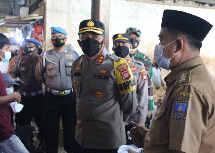 Sambil Patroli PPKM Darurat, Kapolres Bagi-bagi Masker Gratis di Pasar Ciruas