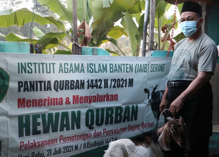 IAIB Tebar Ratusan Paket Daging Qurban