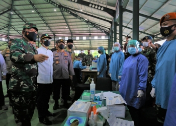 CAPTION FOTO : Menteri Kesehatan bersama Kapolri dan Panglima TNI meninjau vaksinasi yang diadakan DPP LDII bersama Dinkes DKI di Ponpes Minhaajurrosyidiin, Pondok Gede. ISTIMEWA