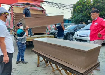 Kepala Markas PMI Kabupaten Tangerang, Suranto saat menyiapkan peti jenazah.