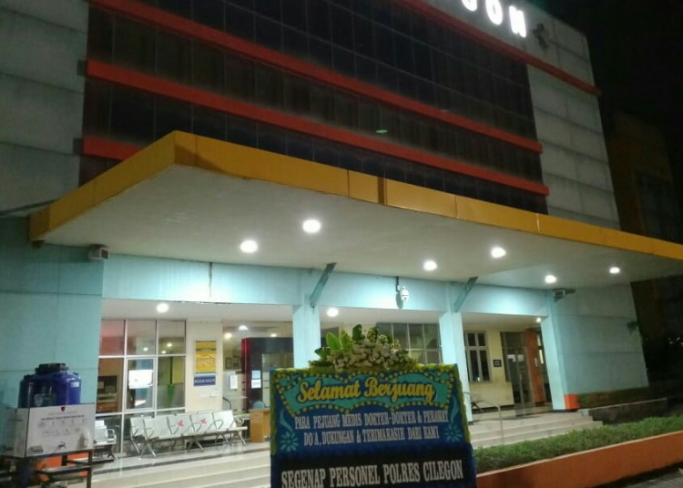 Lewat Karangan Bunga, Polres Cilegon Beri Dukungan ke Nakes