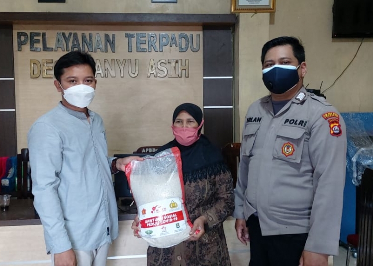 Salah seorang warga saat menerima bantuan.