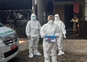 Tim medis dari Puskesmas Tigaraksa usai memeriksa kesehatan warga yang terkonfirmasi positif Covid-19.