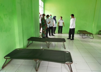 Sekda Kabupaten Tangerang, Maesyal Rasyid saat meninjau pondok singgah Kecamatan Legok.