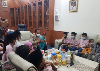 Wali kota Cilegon, Helldy Agustian saat menerima kedatangan beberapa anak yatim di ruang kerjanya, Kantor Wali kota Cilegon, Kamis (19/8). ISTIMEWA