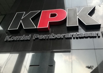 Banyak Tersangka KPK Masih Bebas