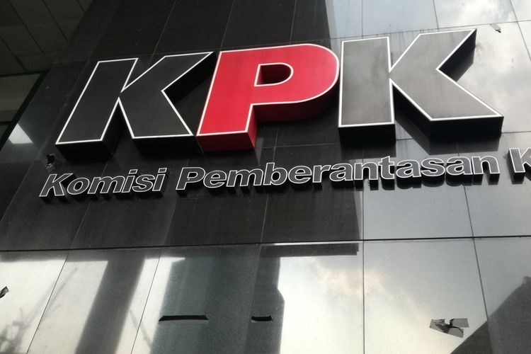 Banyak Tersangka KPK Masih Bebas