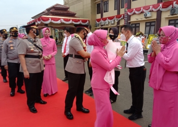Pedang Pora Iringi Kepergian AKBP Mariyono