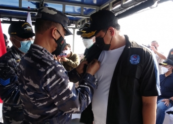 LUKMAN HAPIDIN/BANTEN POS
Ketua POSSI Provinsi Banten Letkol Laut (P) Budi Iryanto saat menyematkan tanda jabatan kepada Ketua POSSI Cilegon Isro Mi'raj, Sabtu (14/8/2021).