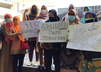 LUKMAN HAPIDIN/BANTEN POS
Beberapa guru honorer menunjukan spanduk tuntutan ke di depan ruang rapat DPRD Kota Cilegon, Senin (23/8/2021).