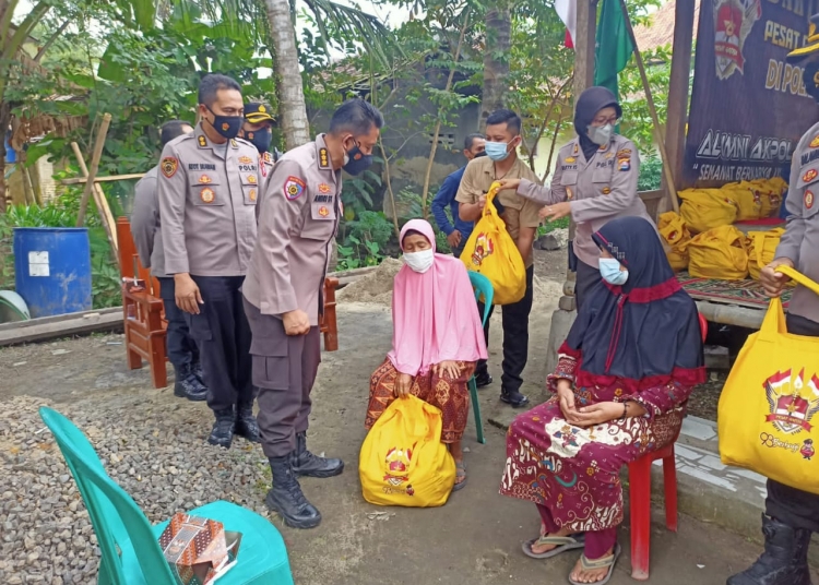 Alumni Akpol 93 dan Kapolres Serang Bagi Paket Sembako di Pondok Pesantren