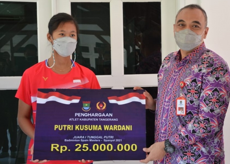 Oleh Pemkab Tangerang, Atlet Peraih Juara I Kejuaraan Badminton Spain Master Terima Penghargaan