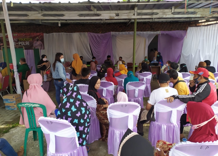 Ratusan Warga Carenang Antusias Ikut Vaksinasi Presisi di Mapolsek