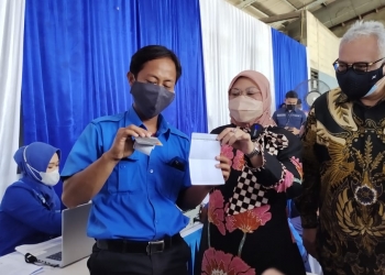 LUKMAN HAPIDIN/BANTEN POS
Menaker Ida Fauziyah menyaksikan pembukaan dan aktivasi rekening secara kolektif bagi penerima bantuan subsidi gaji/upah (BSU) 2021 di PT Cilegon Raya Utama Motor, Kota Cilegon, Jumat (17/9/2021).