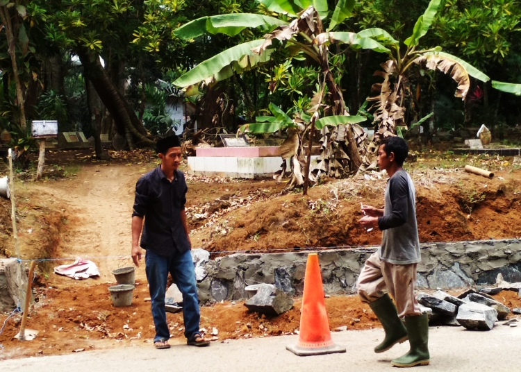Antisipasi Longsor, Peri Purnama Buat TPT di TPU Keramat Malinging