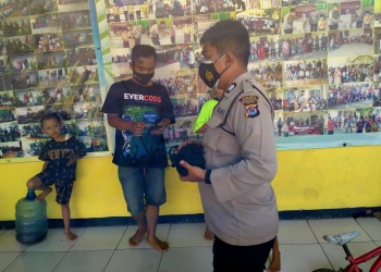 Sambangi Yayasan Yatim Piatu, Personil Bhabinkamtibmas Bagikan Masker