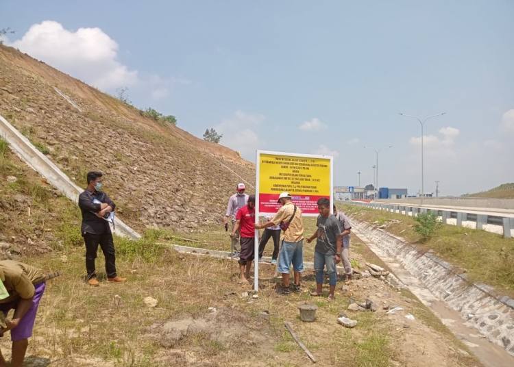 Warga Terlantar Akibat Tol Serpan