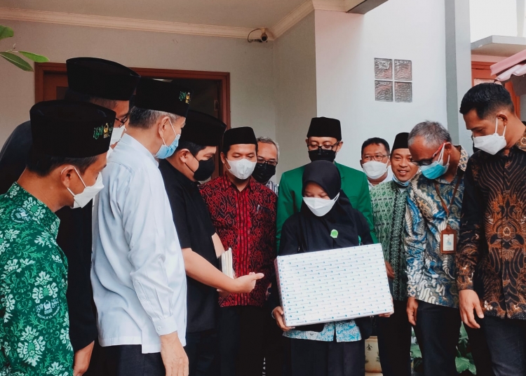 Selesaikan 4 Novel dalam Waktu 1 Bulan dengan HP  Nurul Aini Dapat Hadiah Laptop dari Erick Thohir