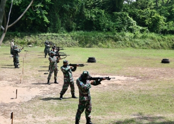 Prajurit Lanal Banten menggelar latihan menembak di Lapangan Tembak Grup I Kopassus Serang, Kamis (7/10).