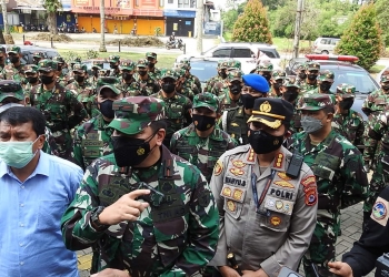 Danrem 052/Wkr, Brigjen TNI Rano Maxim Adolf Tilaar saat menerima 140 perosnel Nakes.