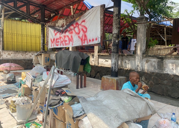 Miris, Seorang Nenek Renta 2 Tahun Tinggal di Halte