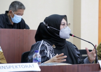 Irna Narulita memimpin rapat.