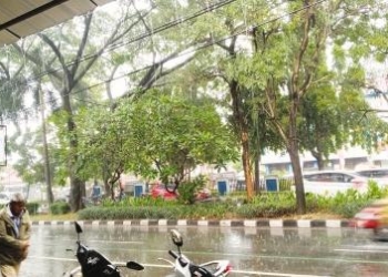 Suasana jalan di Kota Tangerang saat turun hujan