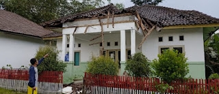 Kantor KUA Cigemblong Ambruk