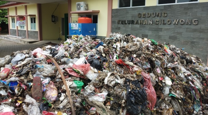 Warga Cilowong Blokir Truk Sampah
