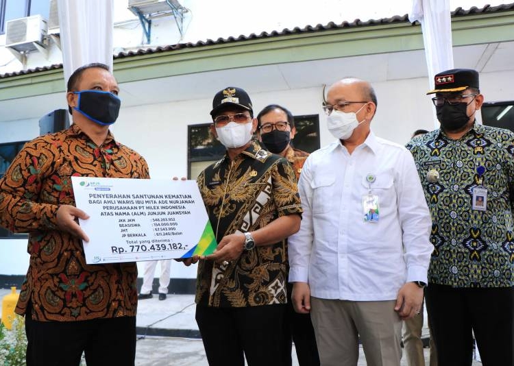BPJAMSOSTEK Gelar Vaksinasi dan Penyerahan Santunan