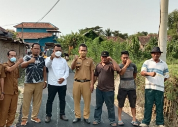 Lurah Kepuren, Subhan, saat meninjau pembangunan infrastruktur jalan di wilayah Kepuren.