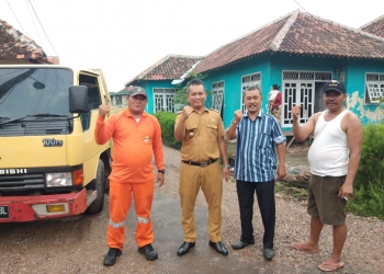 Lurah Kepuren, Subhan, saat meninjau pembangunan infrastruktur di lingkungan Kepuren, Kota Serang.