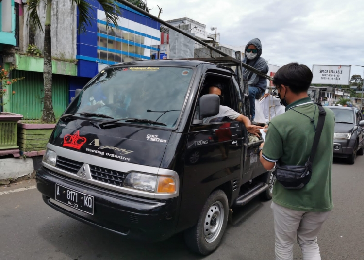 Peduli Pencegahan COVID-19, Wartawan Pandeglang Bagikan Masker ke Pengguna Jalan